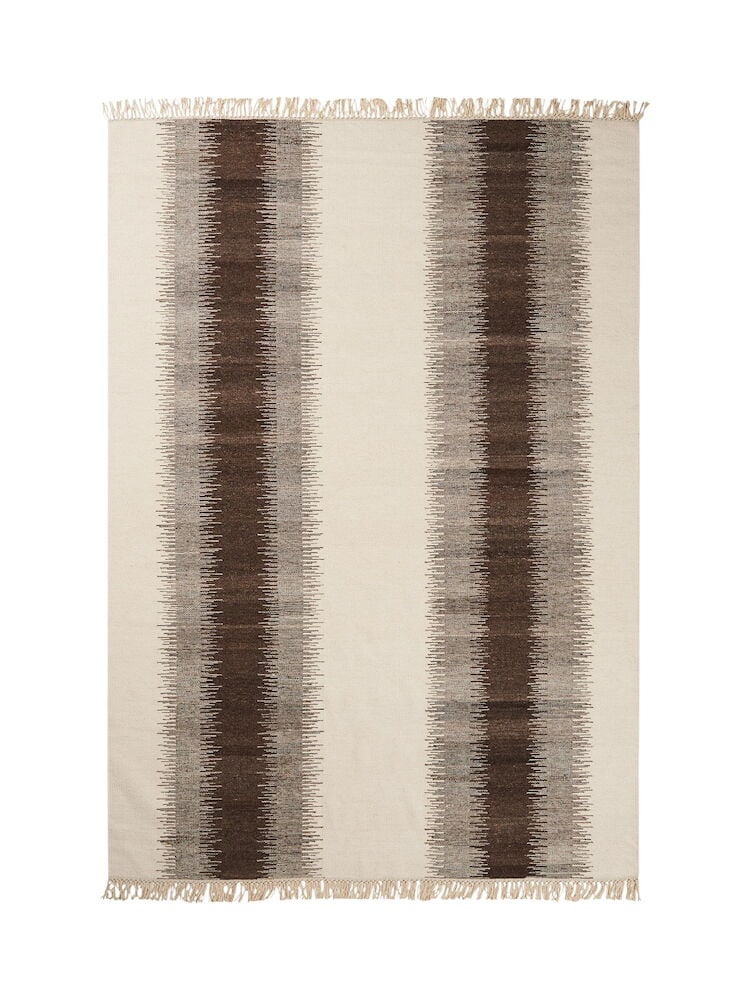 Käsinkudottu ruskea kelim-matto hapsuilla ja kuvioilla.