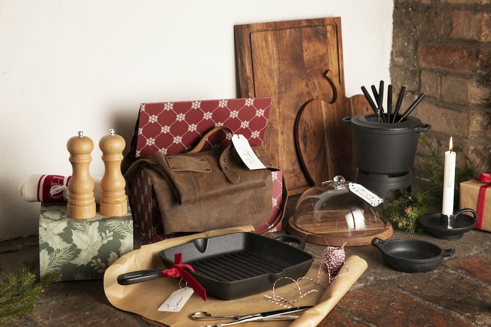 Stor skärbräda i akacia med markerad trämönster.