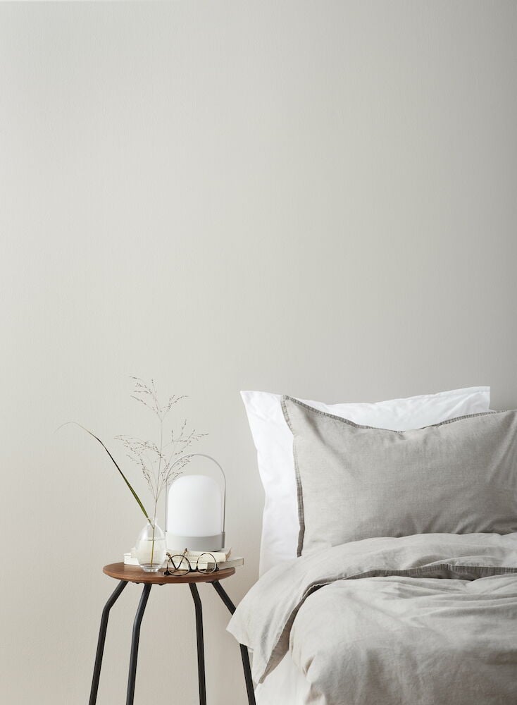 Vitt örngott 50x60 på bäddad säng.