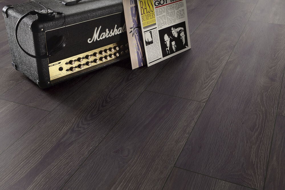 Dunkler Laminatboden mit extra breiten Dielen.