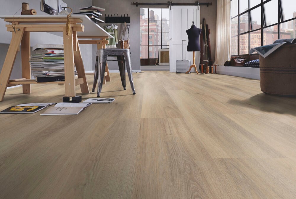 Ljust laminatgolv i ekstil i modernt arbetsrum.