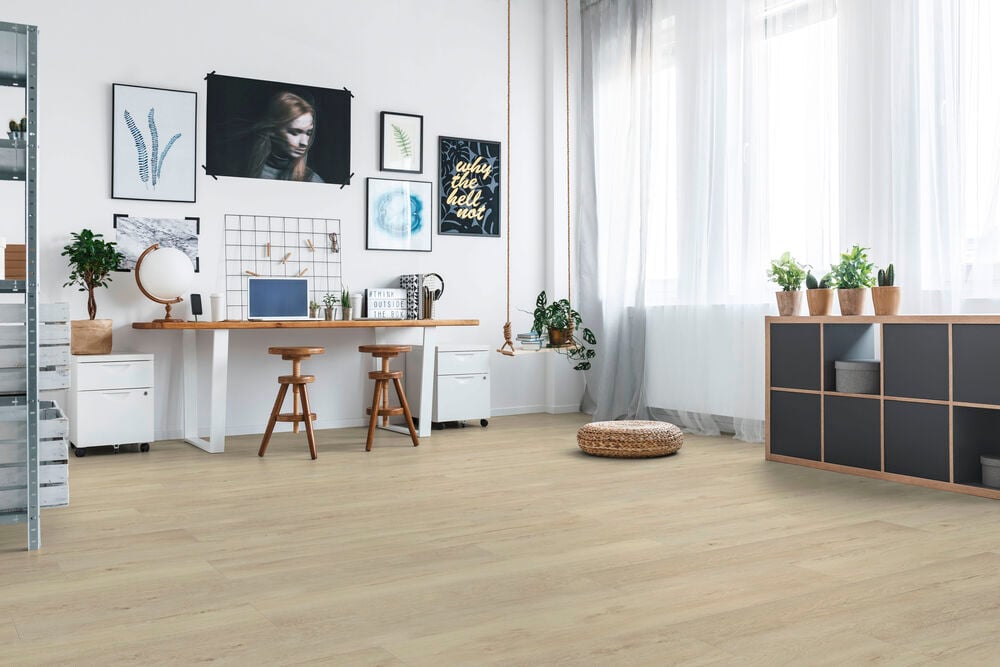 Ljus ek laminatgolv i modernt hemmakontor med växter.