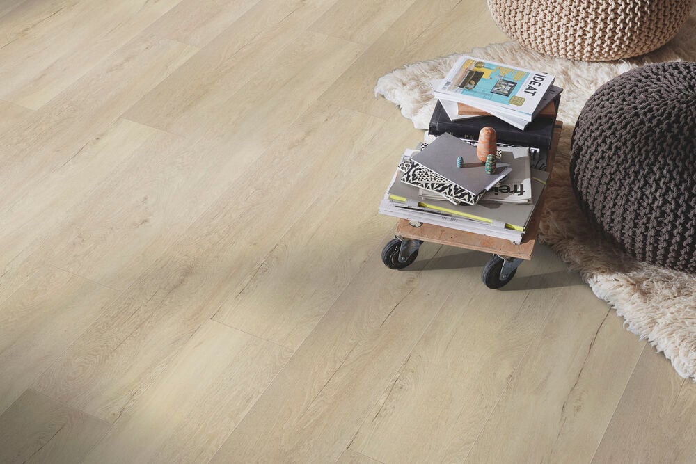 Ljust laminatgolv med extra breda plankor.