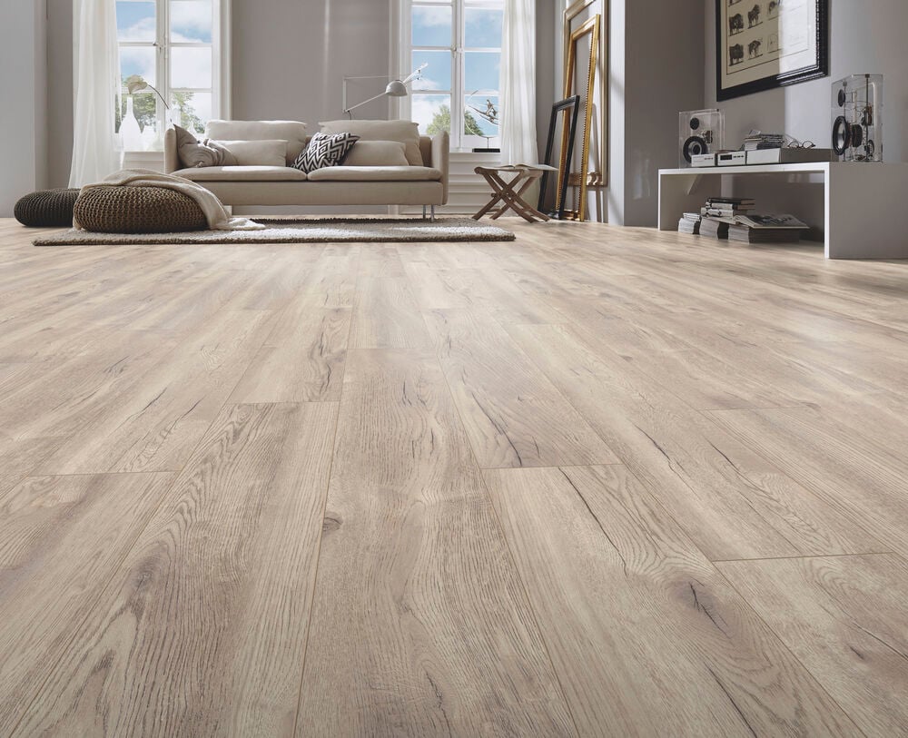 Beige laminatgolv i ljust vardagsrum med modern inredning.