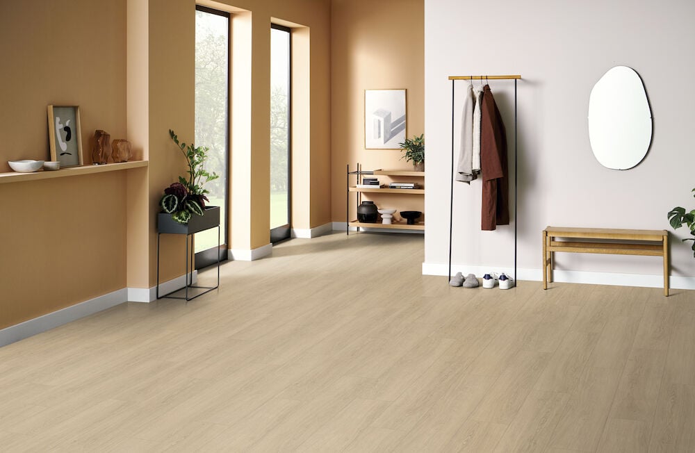 Heller Laminatboden in Eichenoptik mit moderner Einrichtung.