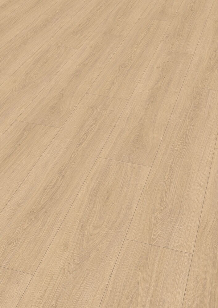 Heller Laminatboden mit naturgetreuer Eichentextur und diskreten Fugen.