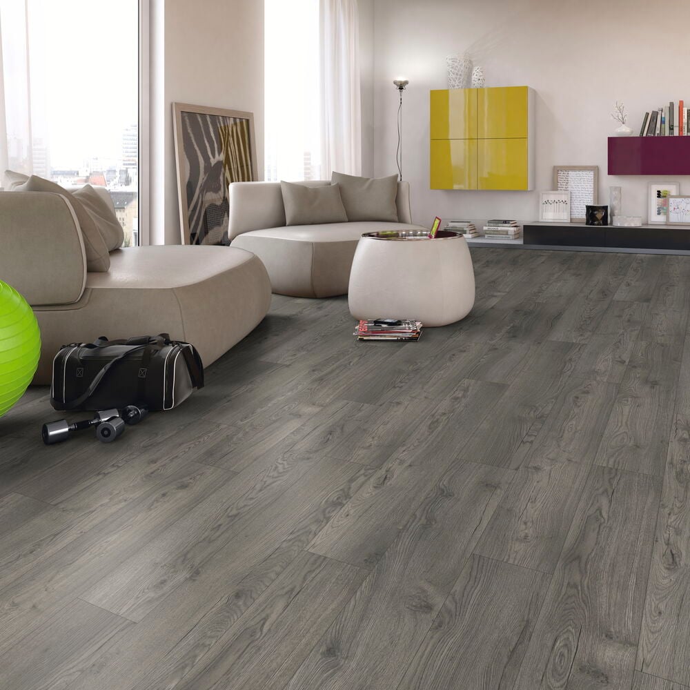 Grått laminatgolv i modernt vardagsrum med soffor.