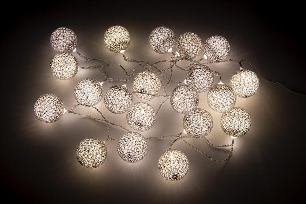 Grå ljusslinga med tjugo runda lysande lampor.