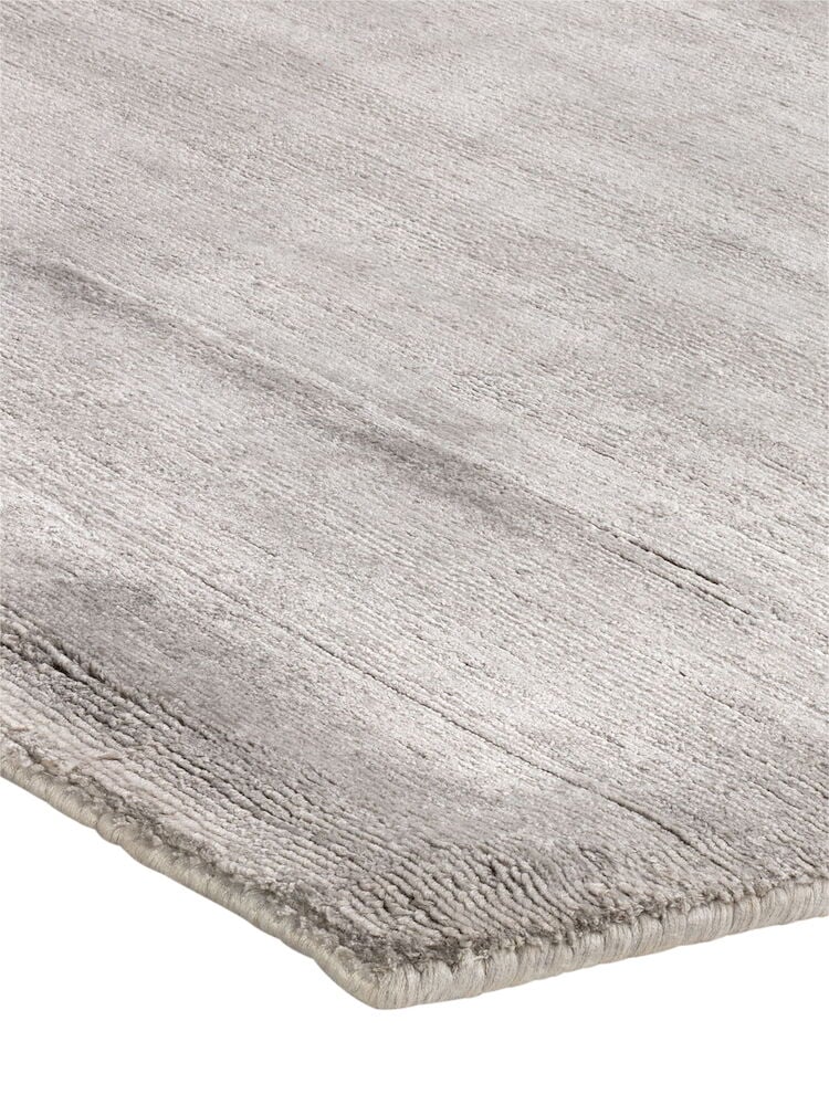 Stor grå handvävd matta med mjuk och skimrande yta.