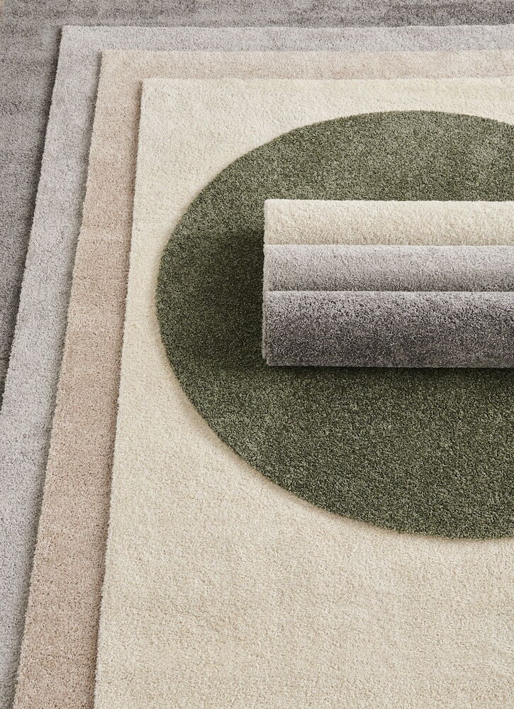 Tummanharmaa polypropeeninen käytävämatto lattialla.