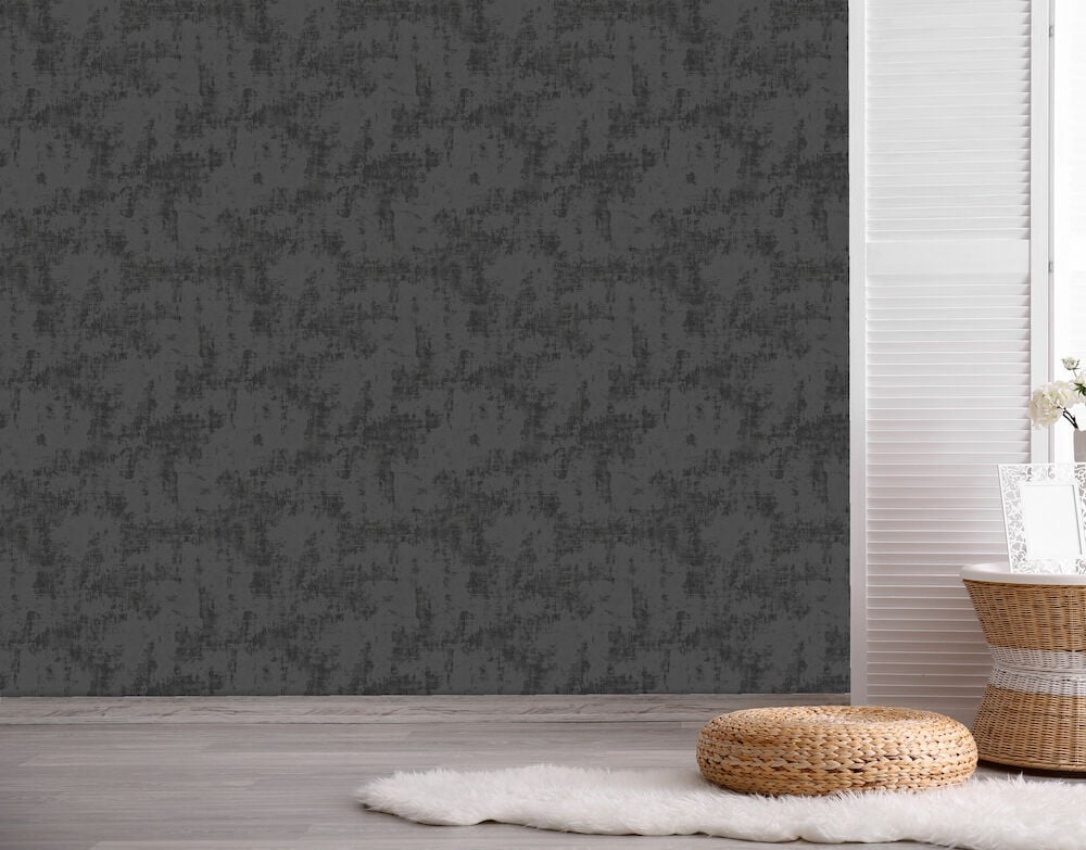 Svart mönstrad tapet på vägg i modernt rum.