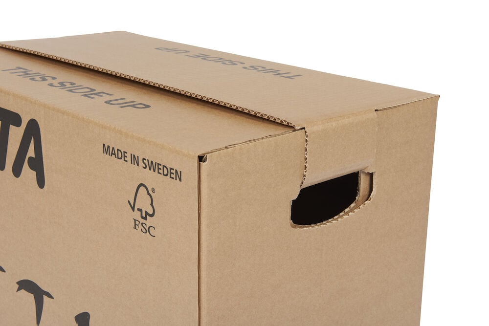 Brun flyttlåda med handtag och FSC märkning.