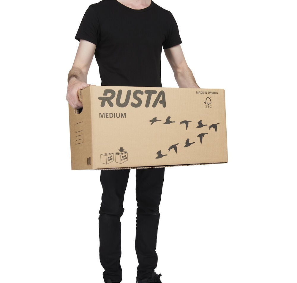 Person håller i brun flyttlåda från Rusta.