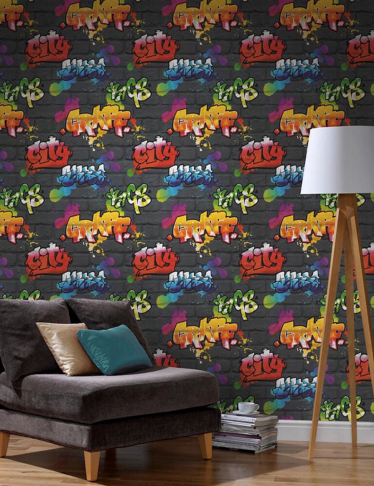 Musta tapetti, jossa värikkäitä graffitikuviota ja sohva.