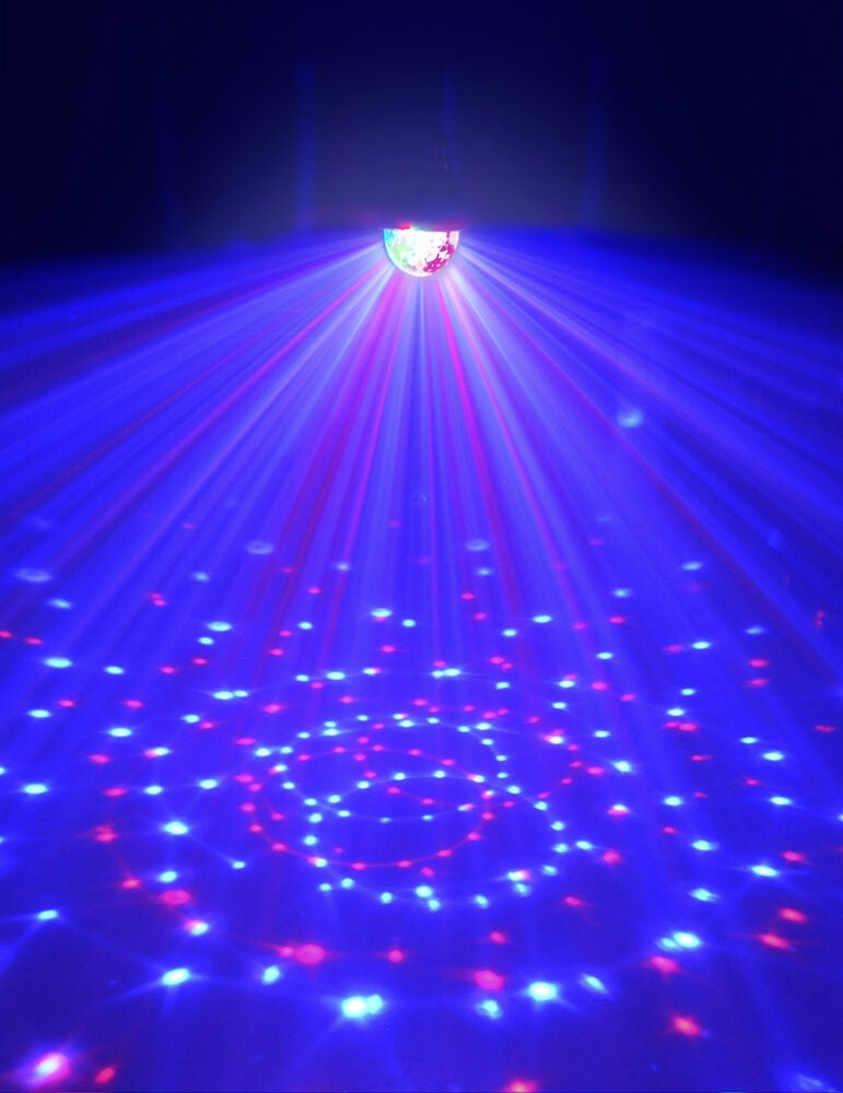 Diskolampa med färgglada ljusstrålar och mönster.