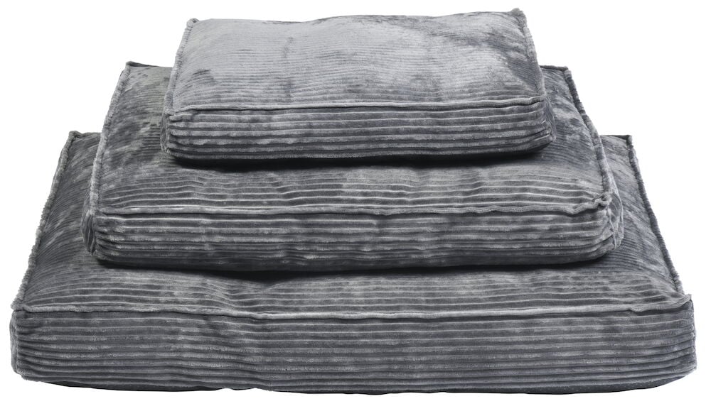 Tre gråa mjuka djurbäddar staplade på varandra.