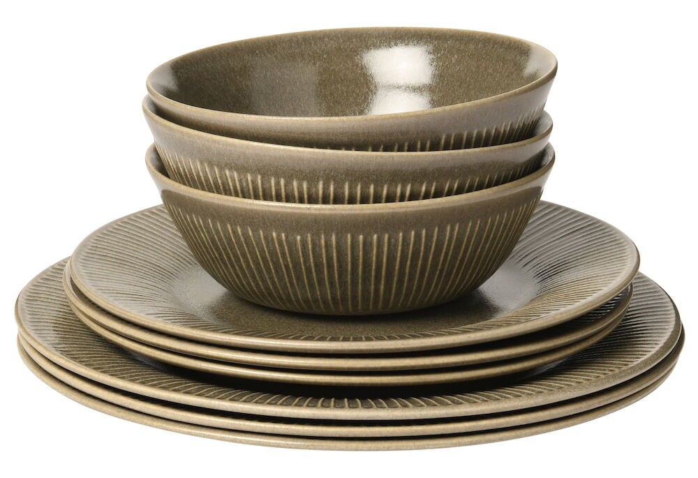 Neljä harmaata kulhoa ja neljä kivikeramiikkalautasta.