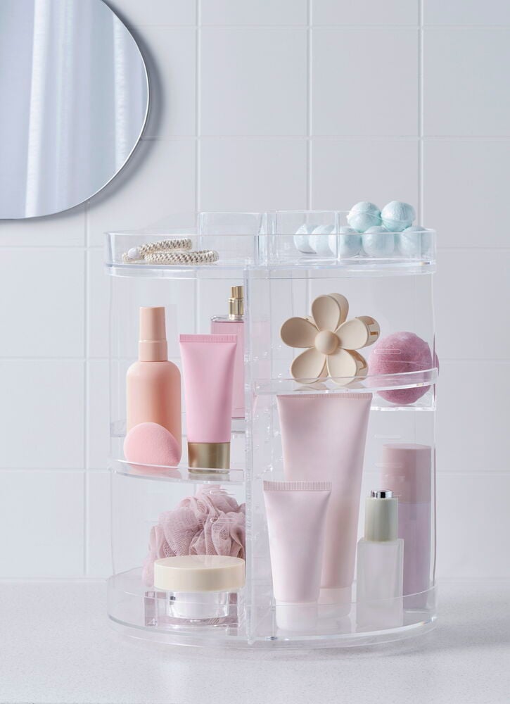 Roterande genomskinlig förvaring med hudvårdsprodukter och accessoarer.