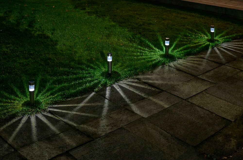 Solaranlagenbeleuchtung im Garten, erhellt den Steinweg.