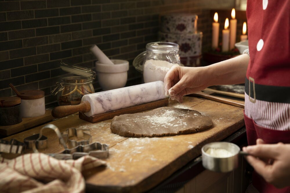 Glasburk med lock bredvid kavlad deg.