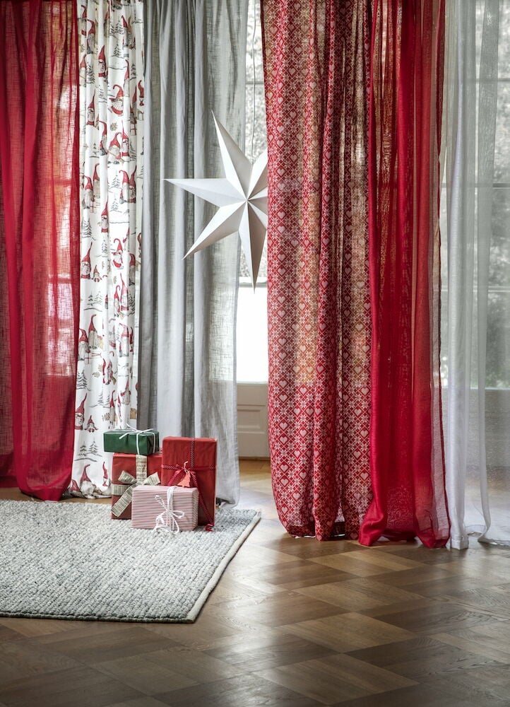 Kaksi vaaleanharmaata puuvillaverhoa ikkunassa.