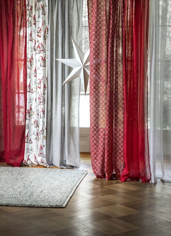 Vaaleanharmaat puuvillaverhot ikkunassa.