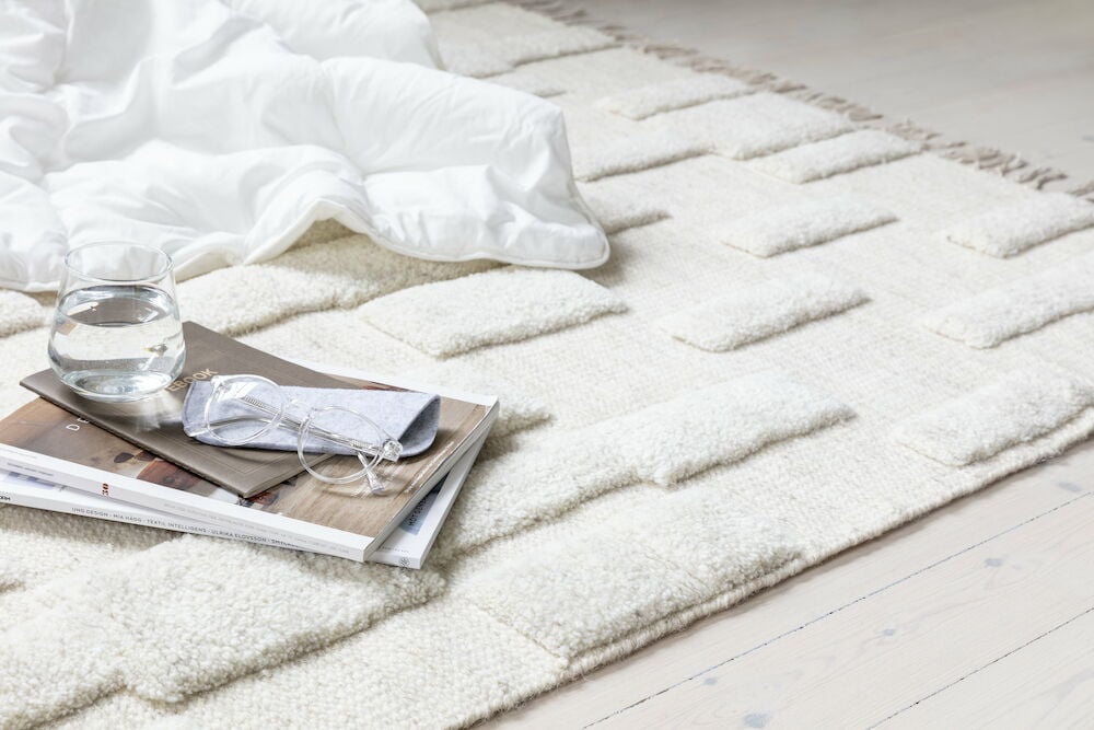 Pari lukulaseja läpinäkyvällä kehyksellä sanomalehdellä.