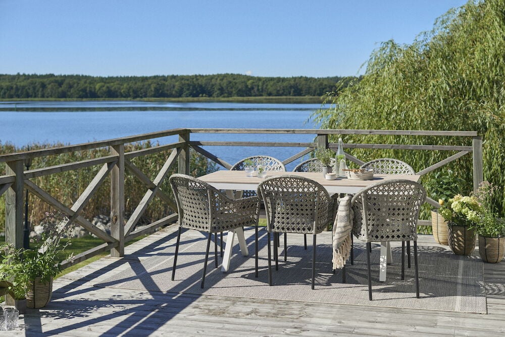 Ulkoistuimen tuolityyny puisella parvekepöydällä.