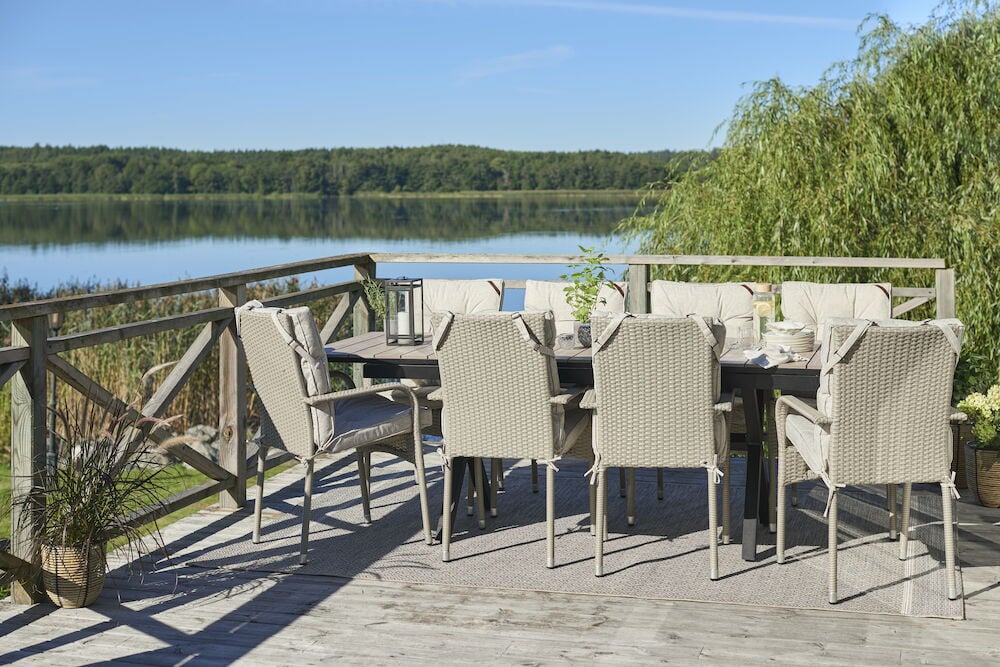 Musta jatkettava pöytä kahdeksalla ulkotuolilla.