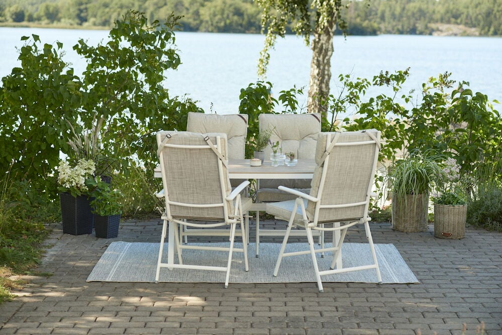 Neljä tuolia, joissa on vaaleanharmaa istuinpehmuste ja korkea selkänoja.