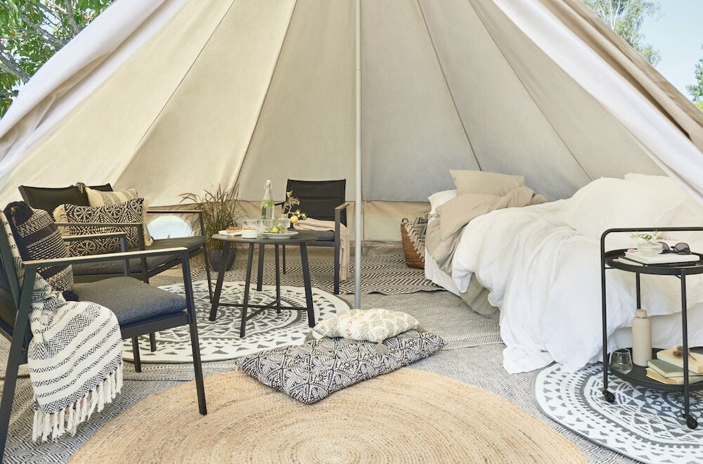 Svart loungesett med bord og to lenestoler innendørs.