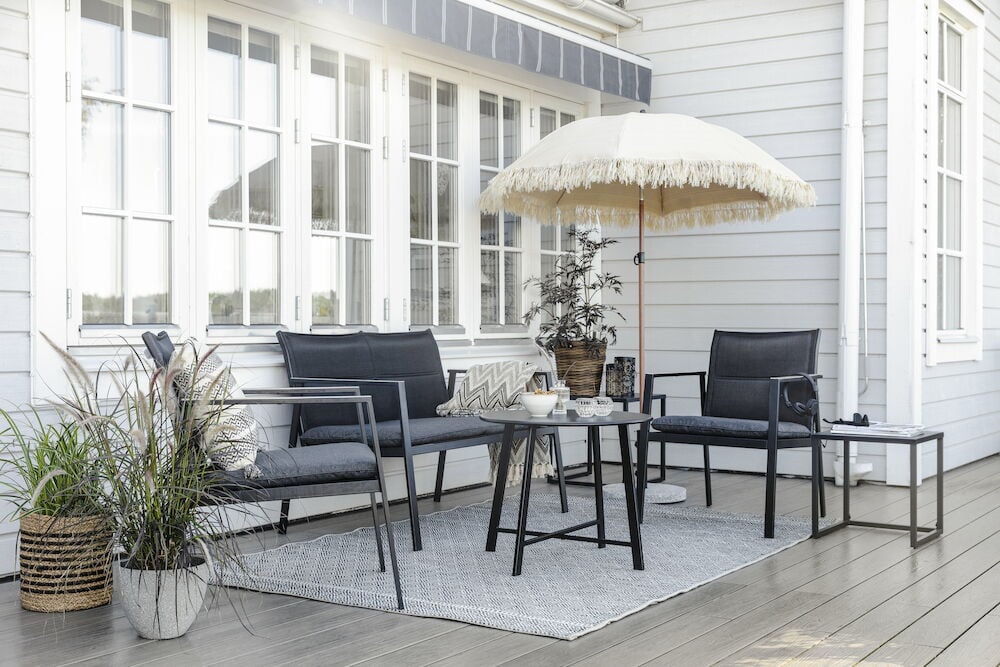 Parasol Hawaii hapsuilla talon seinustalla terassilla.