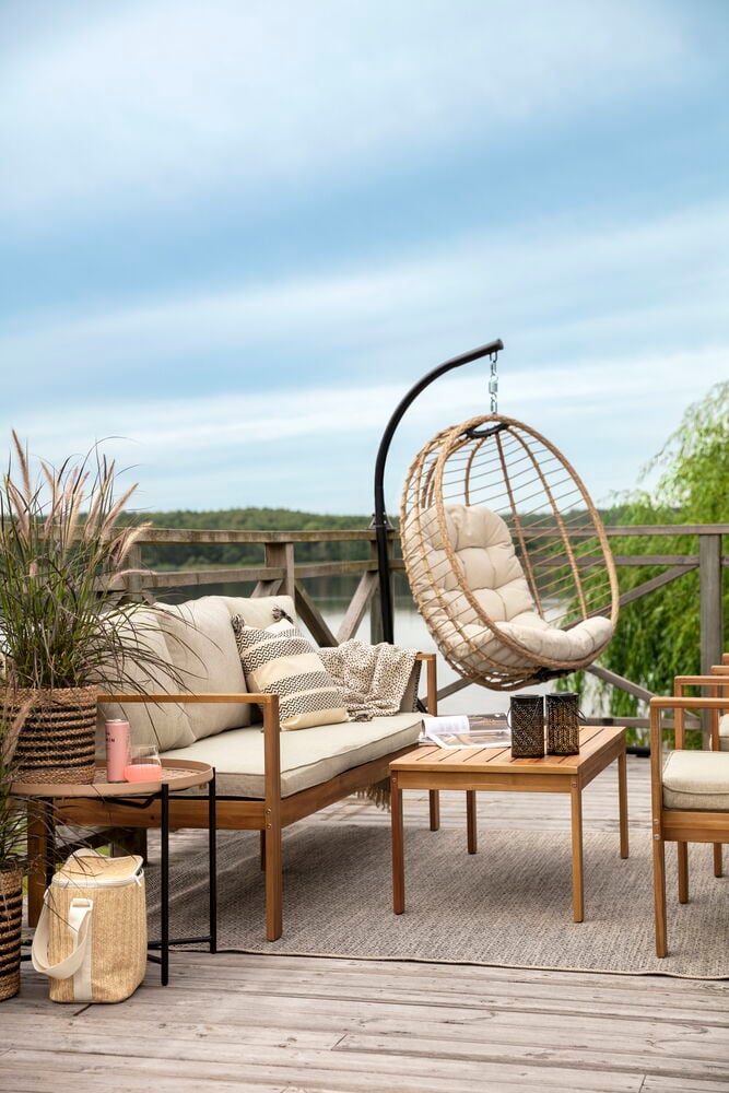 Kaksi ulkotuolia luonnonvärisestä akaasiasta tyynyillä.