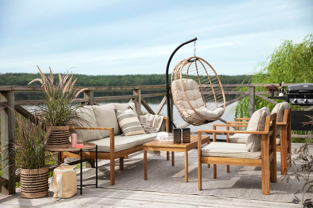 Kaksi luonnonväristä tuolia paksuilla beigellä tyynyillä.