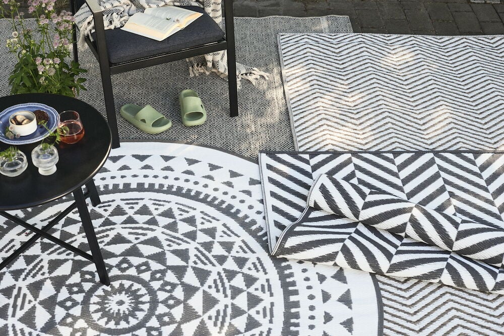 Rund antracitgrå bastmatta i polypropen på uteplats.