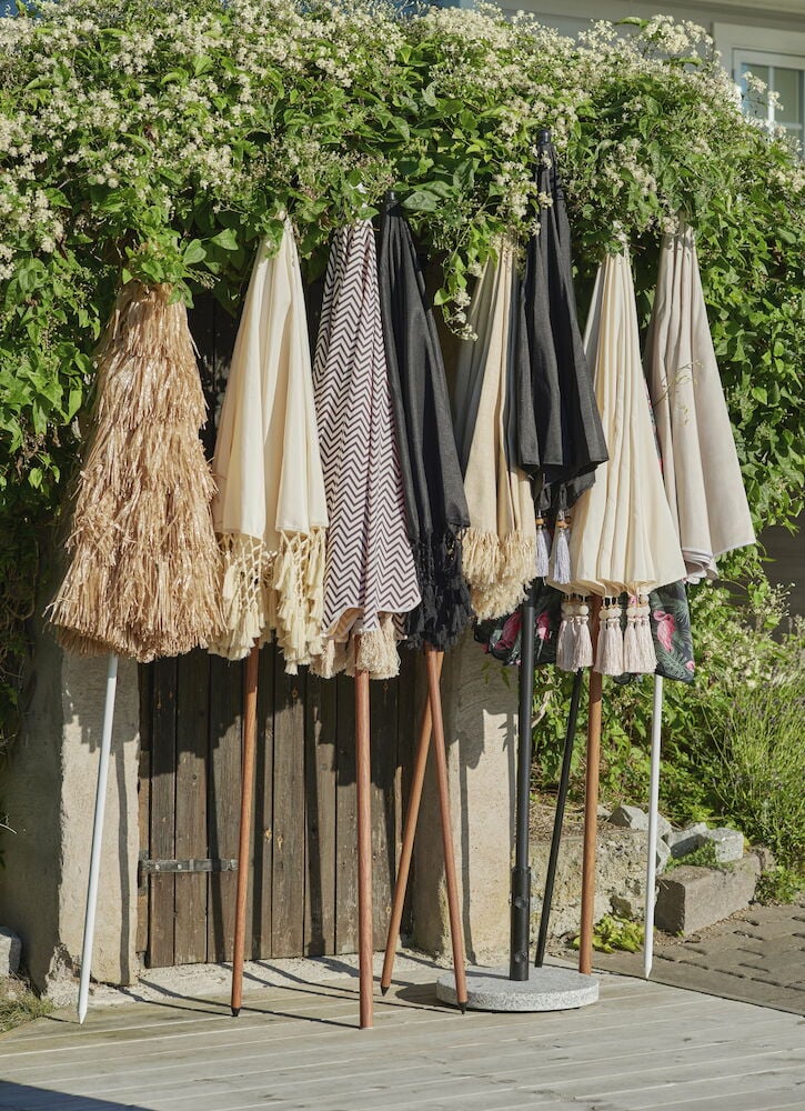 Kuusi taitettua varjoa eri väreissä ja kuvioissa.