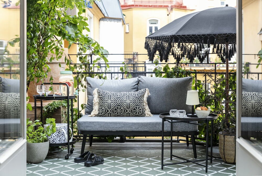 Fyra transparenta plastvinglas på ett bord utomhus.