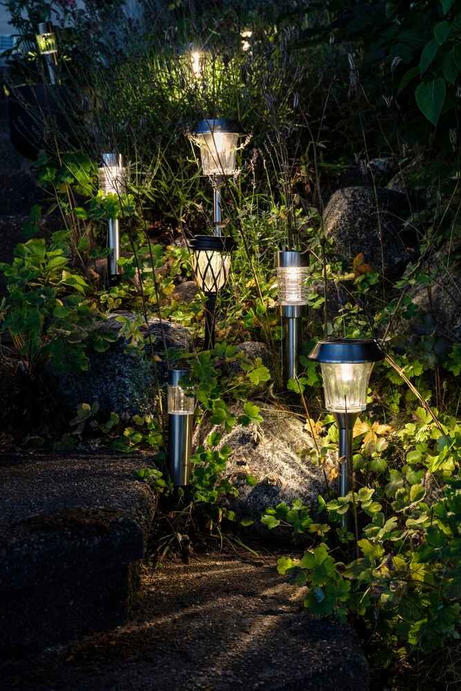 Solarbeleuchtung in Silber erhellt den Gartenweg.