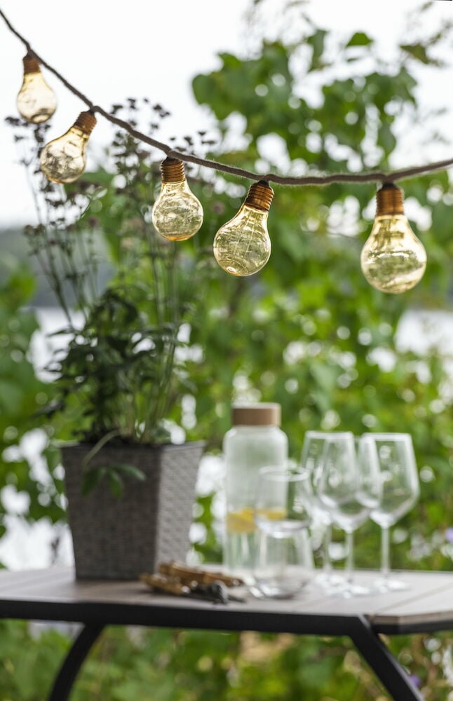 Solcellsdriven ljusslinga med tio varmvita LED glödlampor.