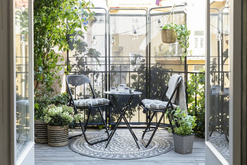 Pyöreä antrasiitin värinen kylpyhuonematto, halkaisija 180 cm.