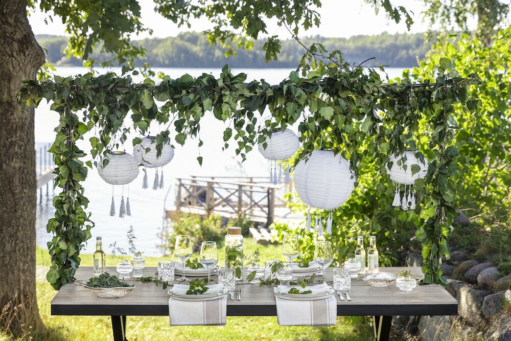 Harmaa teräksinen koristeteline katetulla ulkopöydällä.