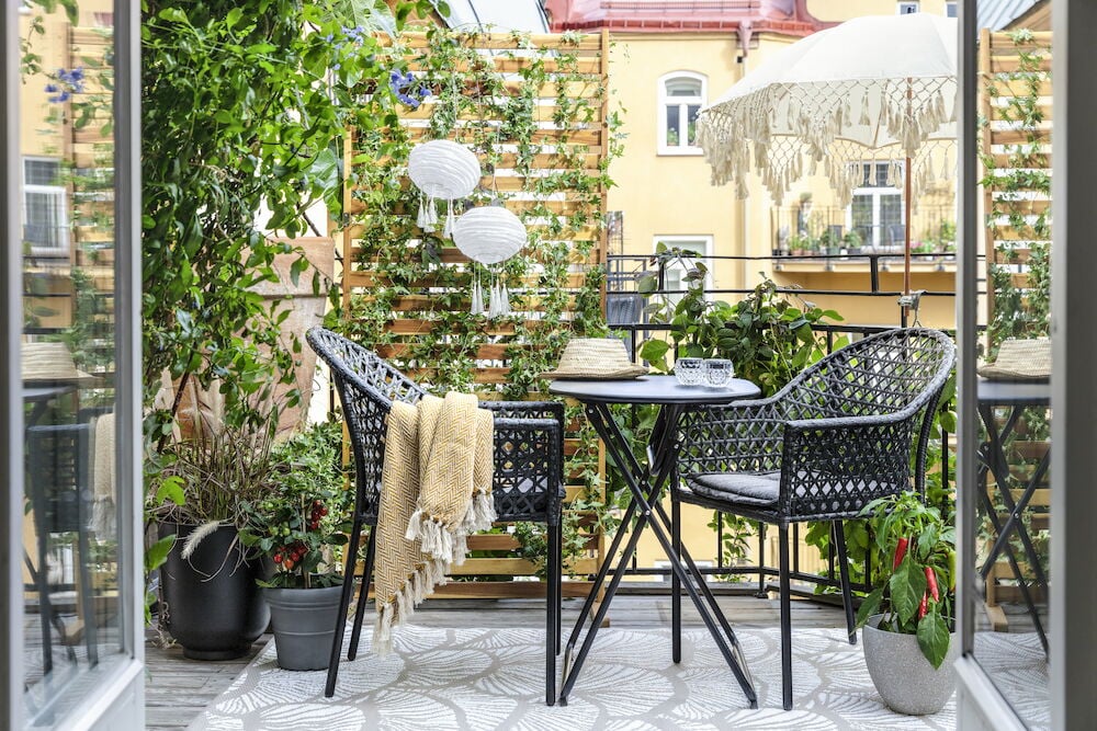 Trelags persienne med planter på balkong.