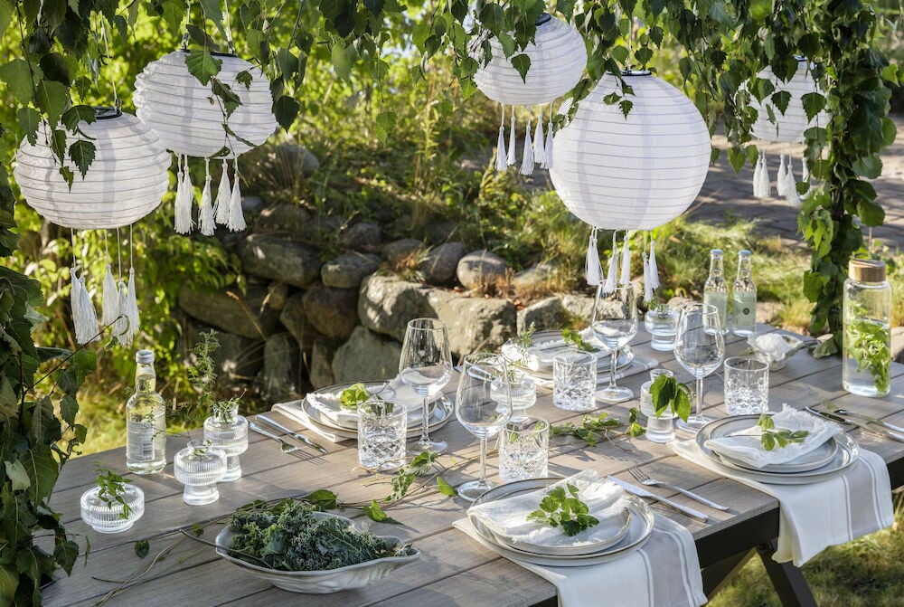 Kivitavaralautanen dusty white ulkopöydällä.