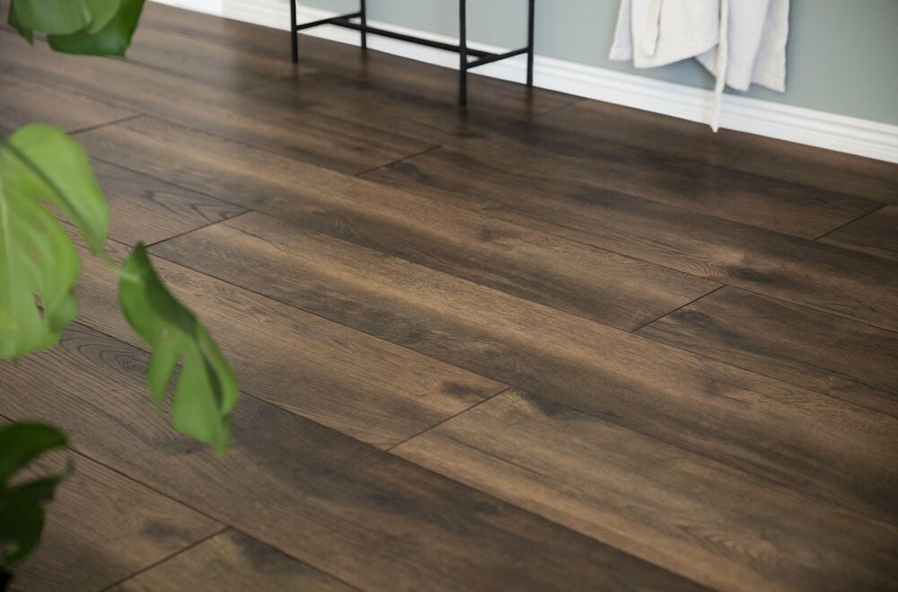 Extra brett laminatgolv med avfasade kanter.