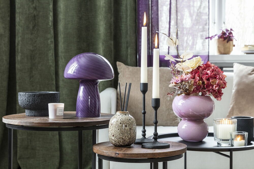 Mörkgrön sammetsgardin med öljetter i vardagsrum.