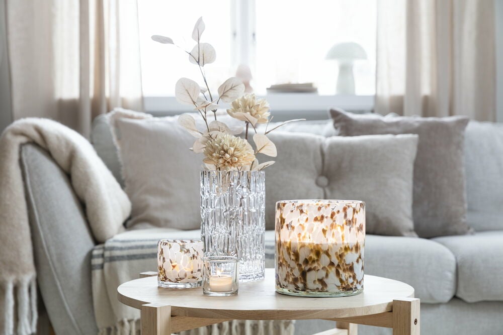 Useita lasisia tuikkulyhtyjä eri väreissä.