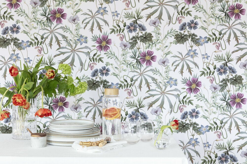 Blommig tapet i botaniskt mönster mot offwhite bakgrund.