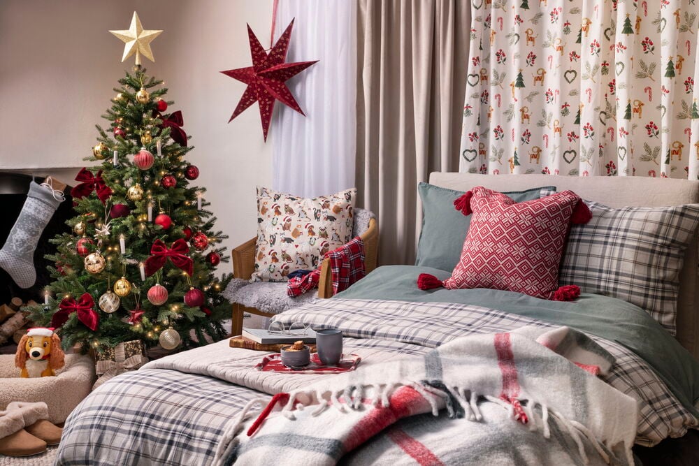 Beige päiväpeite pedatulla sängyllä makuuhuoneessa.