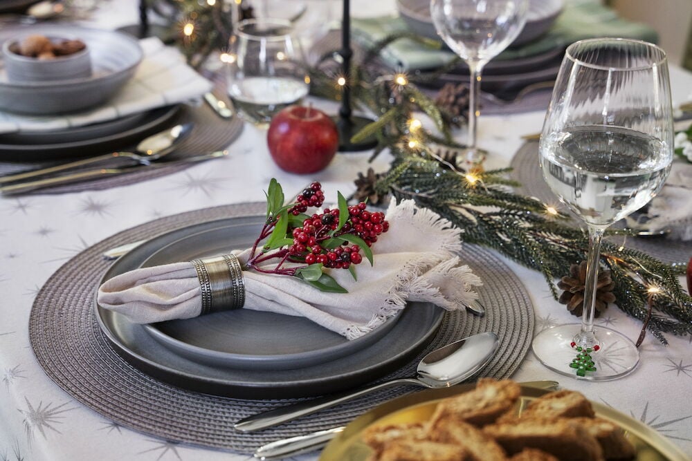 Fyra vinglas i glas med fina linjer.