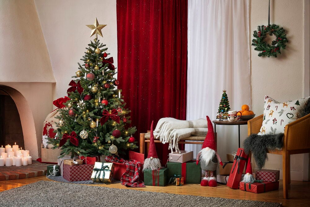 Grå handvävd matta med tovade bollar på rad.